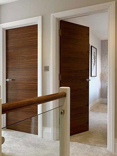 Walnut Veneer Solid Core Flush Wooden Door with Horizontal Grain Design for Hotel